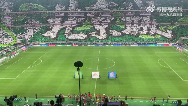 震撼！京沪大战赛前工体超巨幅TIFO：哪吒造型+北京城字样！