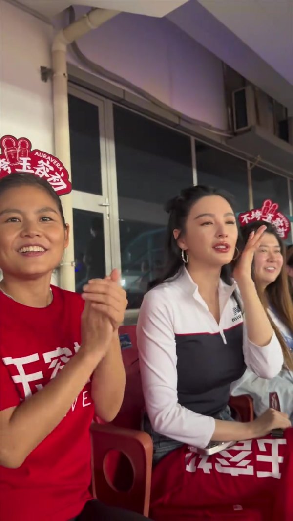 感受  “苏超”，演员张雨绮现场为常州队助威  助威