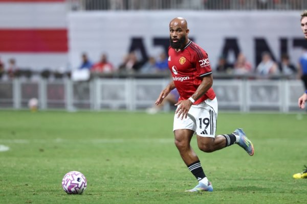 记者:赛前播报姆伯莫的名字时,布伦特福德球迷为他送上掌声 记者:赛前播报姆伯莫的名字时,布伦特福德球迷为他送上掌声